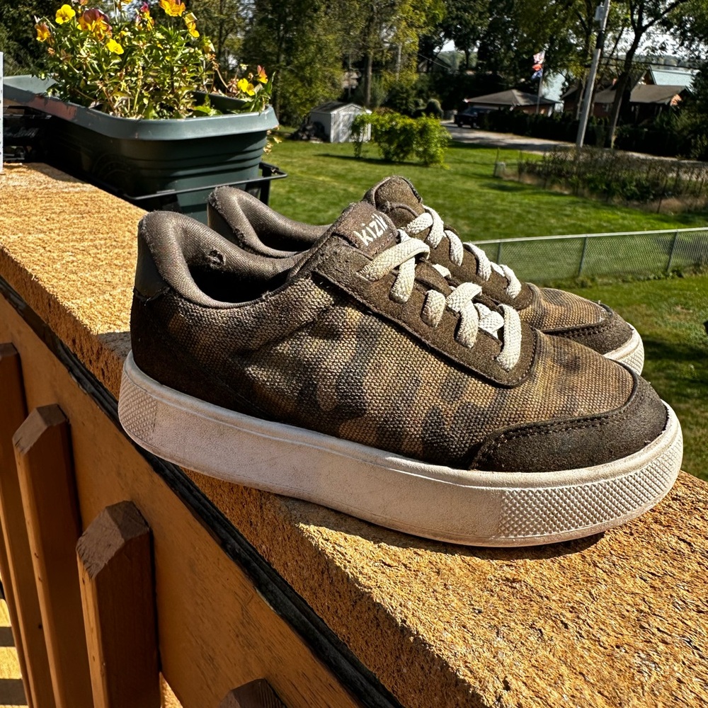 Kizik toddler size 10 (10C) camouflage shoes
